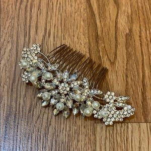 Beautiful bridal rhinestone and pearl haircomb